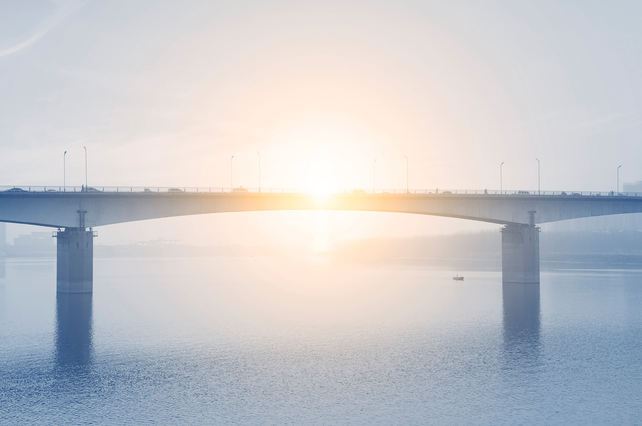 Foto einer Brücke im Sonnenlicht
